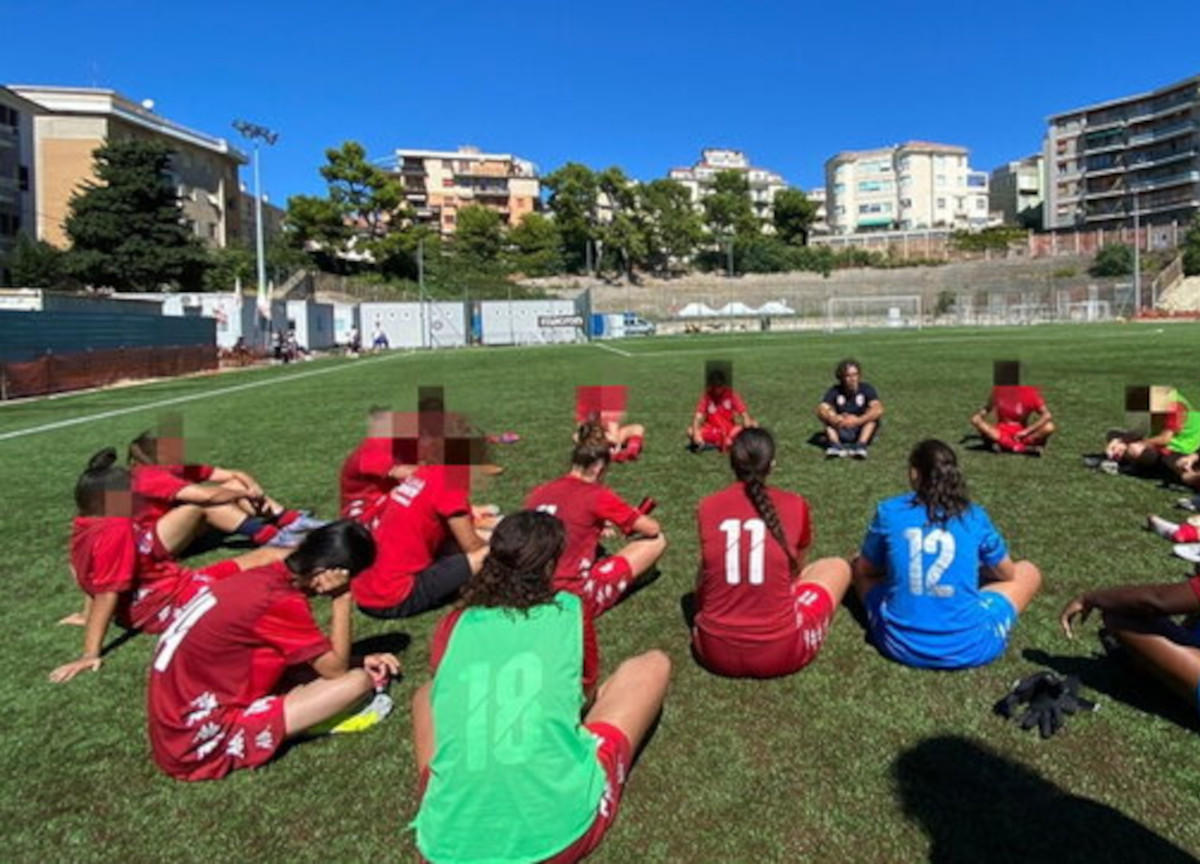 Insulti razzisti ad una calciatrice 15enne. “Ti sbianco”. Nessuno la difende Insulti razzisti ad una calciatrice 15enne. “Ti sbianco”. Nessuno la difende