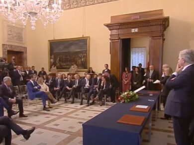 Giuramento sottosegretari, Ferrante fa il segno della croce prima della firma