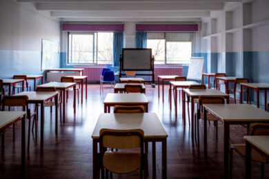 Pontedera, alunno prende in giro il professore e lui gli sferra un pugno