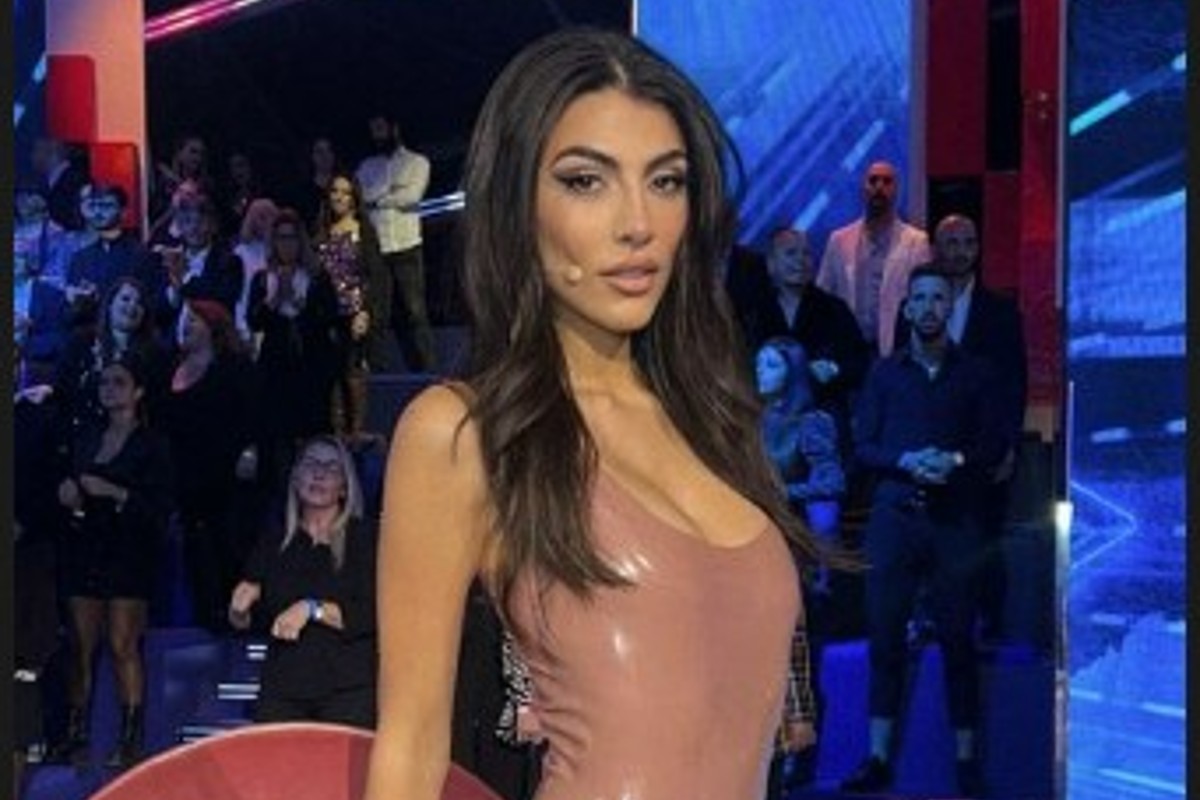GF Vip, Salemi stupisce Signorini con il mini dress: “Sembri un preservativo” GF Vip, Salemi stupisce Signorini con il mini dress: “Sembri un preservativo”