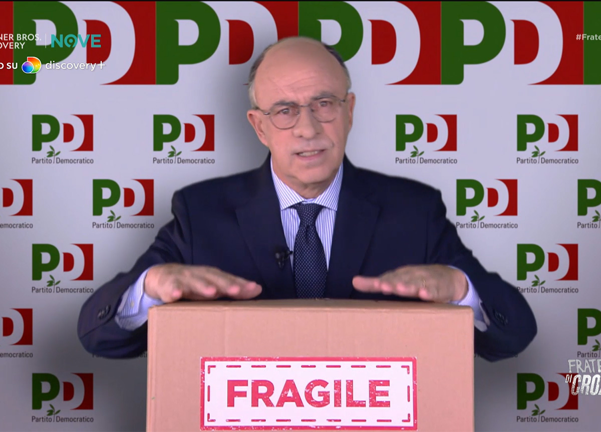 Crozza/ Letta trova la scatola dove mettere i contenuti: “C’e’ scritto fragile, perfetta per la nostra idea di sinistra” Crozza/ Letta trova la scatola dove mettere i contenuti: “C’e’ scritto fragile, perfetta per la nostra idea di sinistra”