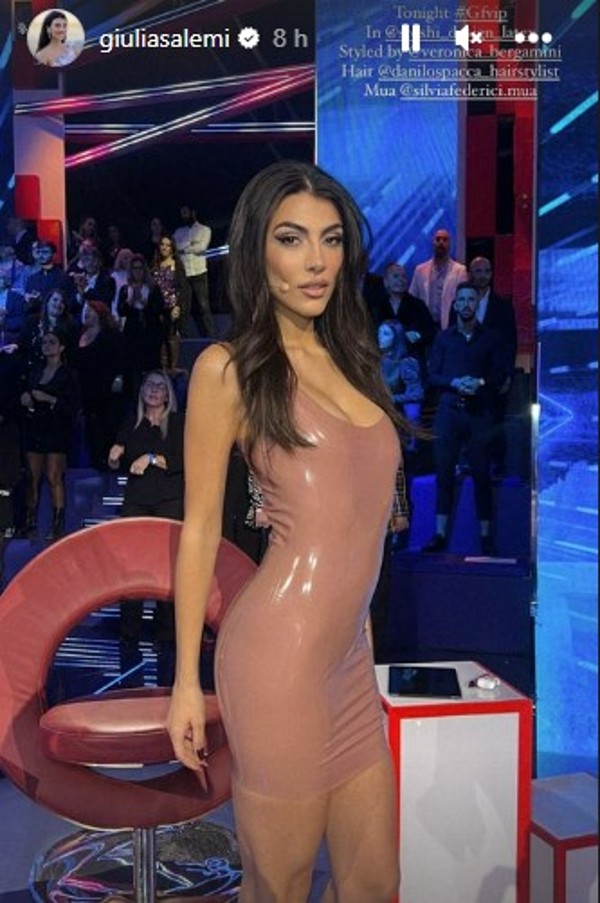 GF Vip, Salemi stupisce Signorini con il mini dress: “Sembri un preservativo” GF Vip, Salemi stupisce Signorini con il mini dress: “Sembri un preservativo”