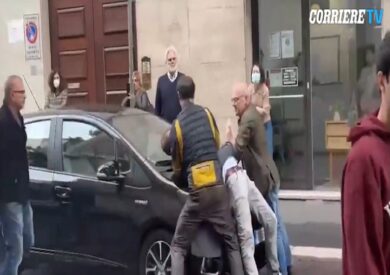 Milano, follia in via Marsala. Ubriachi distruggono 8 auto in sosta
