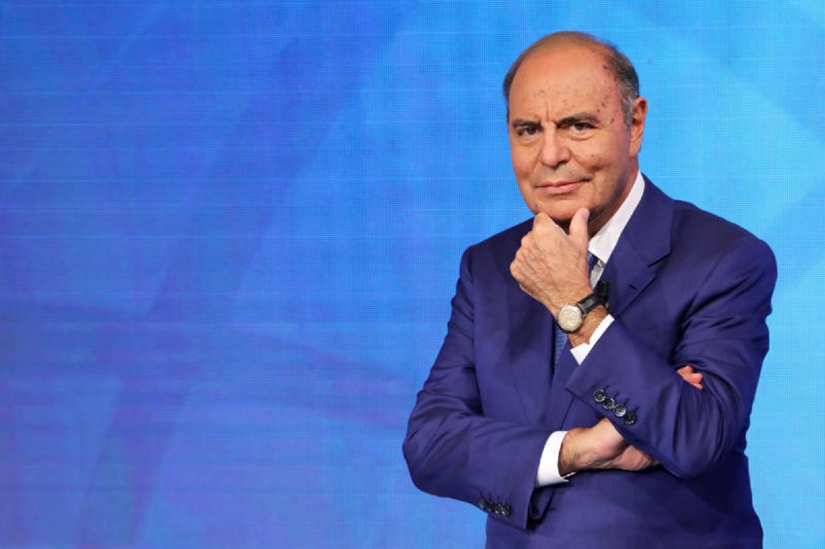 Vespa, il nuovo libro racconta la commozione “del presidente” Giorgia Meloni Vespa, il nuovo libro racconta la commozione “del presidente” Giorgia Meloni