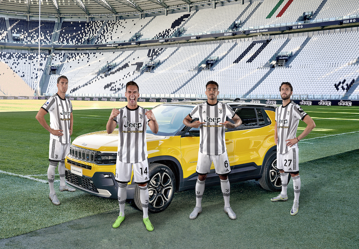 La Juventus scende in campo con la maglia firmata per Jeep Avenger La Juventus scende in campo con la maglia firmata per Jeep Avenger