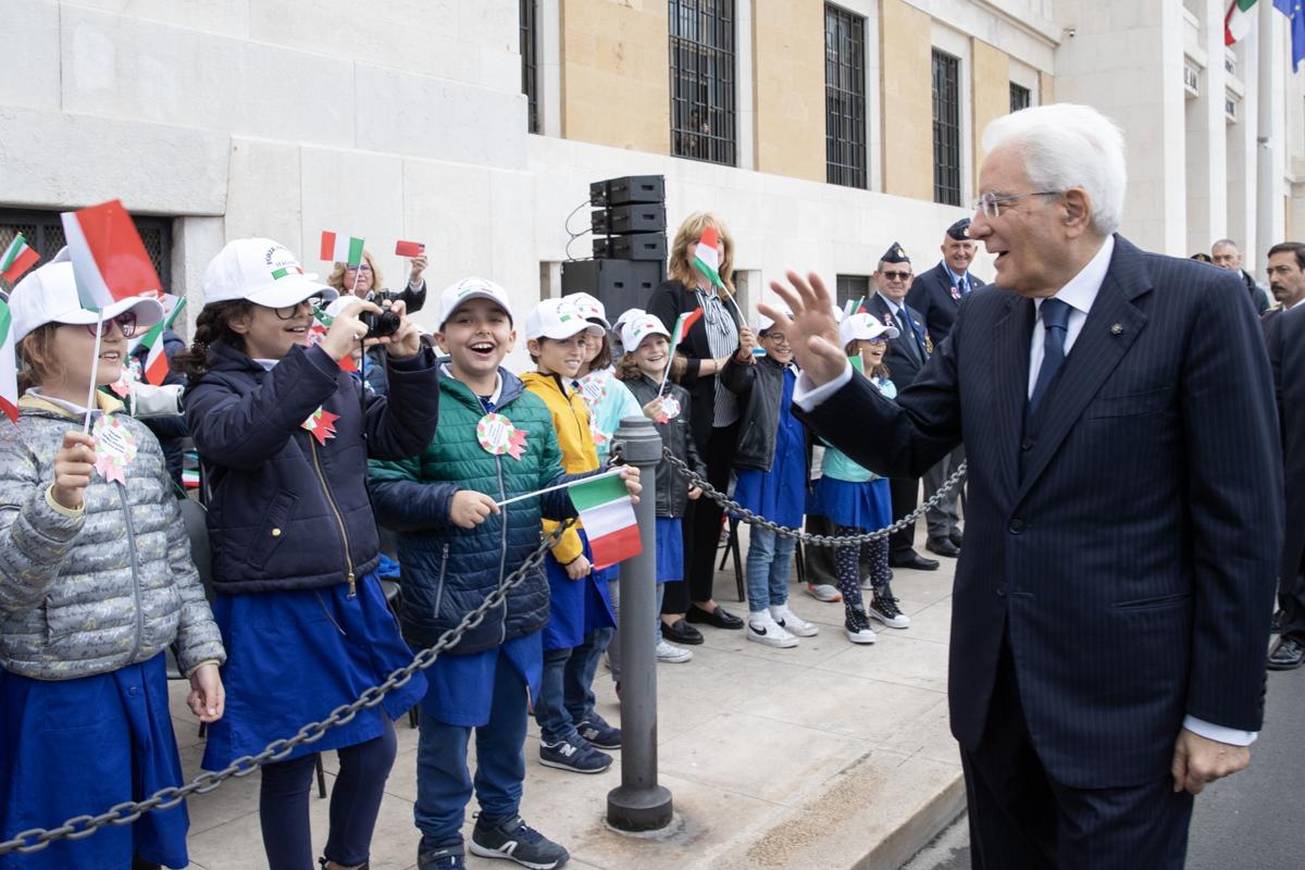 Mattarella, Crosetto e le Frecce Tricolori a Bari per la Giornata Forze Armate Mattarella, Crosetto e le Frecce Tricolori a Bari per la Giornata Forze Armate