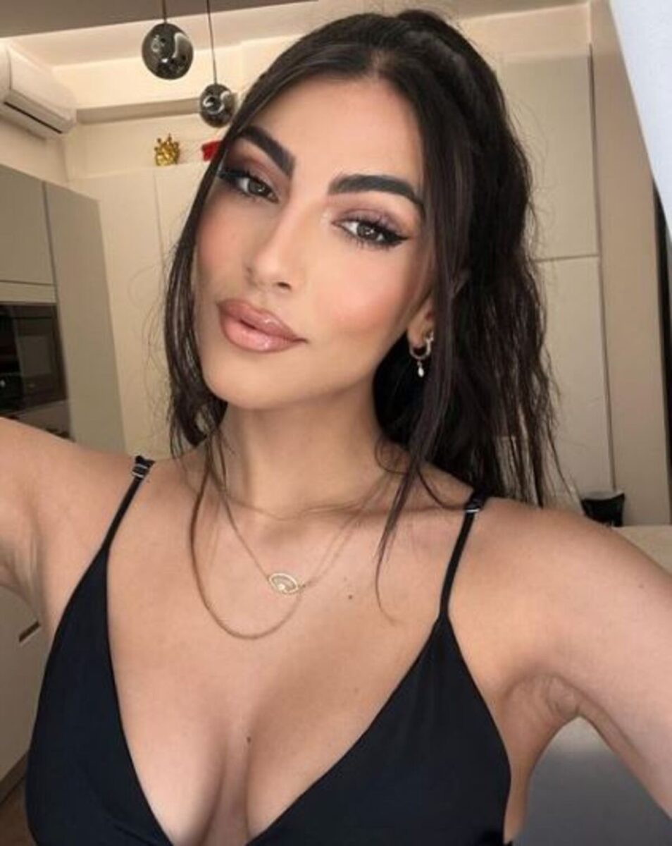 GF Vip, Salemi stupisce Signorini con il mini dress: “Sembri un preservativo” GF Vip, Salemi stupisce Signorini con il mini dress: “Sembri un preservativo”