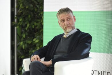 Chi è Alessandro Giuli, il giornalista di destra “circondato” dai sinistri