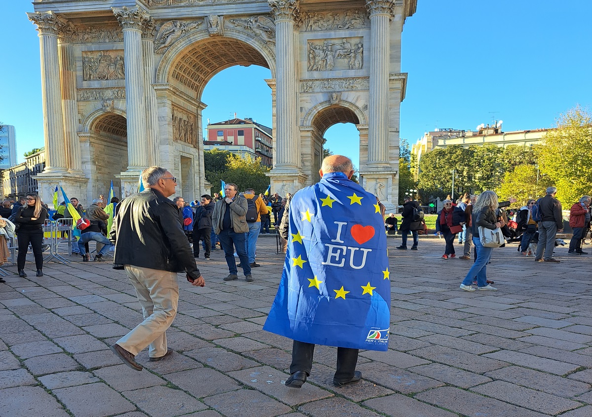 Regionali, Renzi lancia forte Moratti. Tentativi di alleanza in piazza