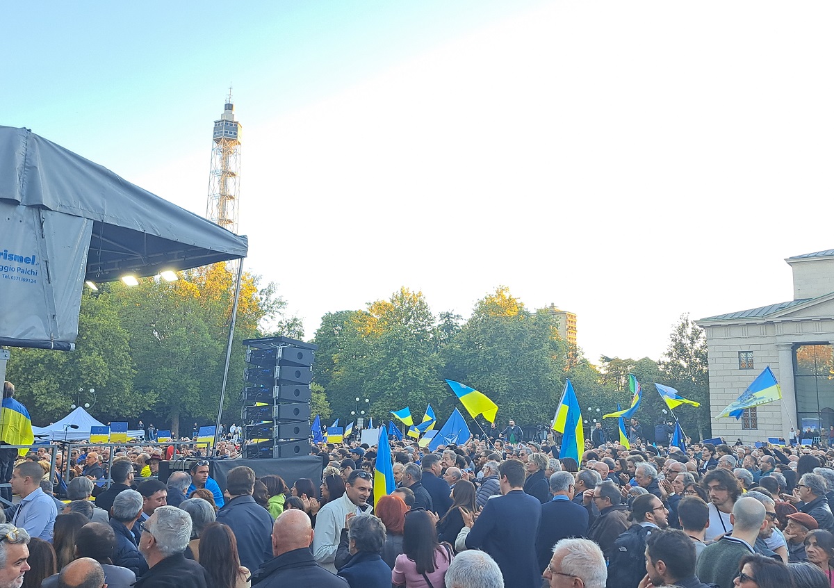 Regionali, Renzi lancia forte Moratti. Tentativi di alleanza in piazza