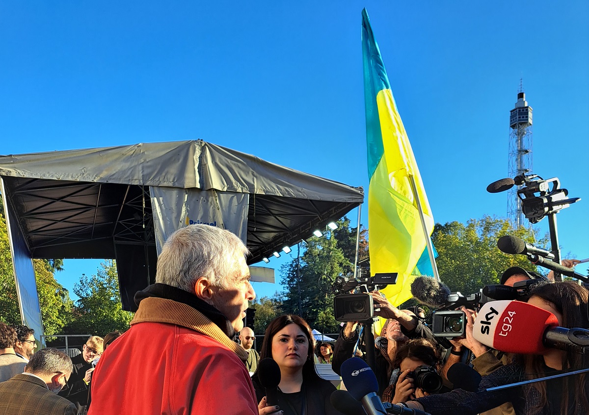 Regionali, Renzi lancia forte Moratti. Tentativi di alleanza in piazza