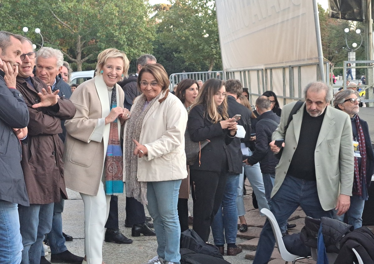 Regionali, Renzi lancia forte Moratti. Tentativi di alleanza in piazza