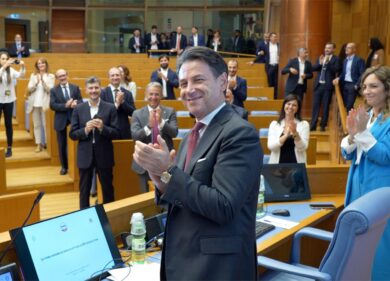 Conte contro il governo: “Non si azzardi a mandare armi all’Ucraina da solo”