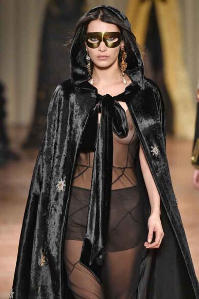 Bella Hadid provoca per annunciare la nuova collaborazione Balenciaga-Adidas