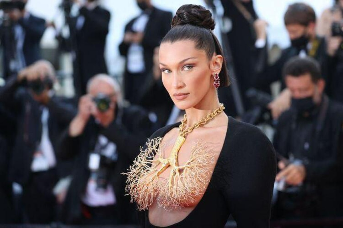 Bella Hadid provoca per annunciare la nuova collaborazione Balenciaga-Adidas