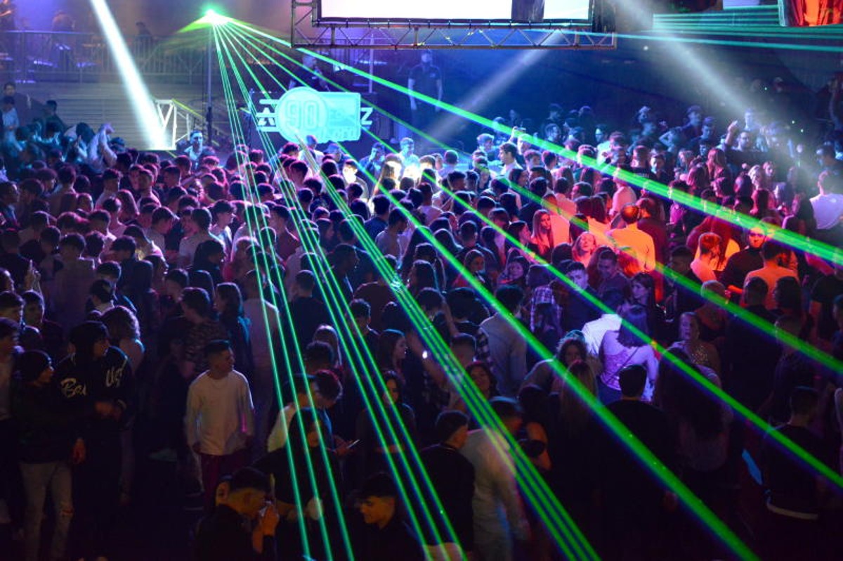Uomo s’incastra fino all’ascella nel water della discoteca e recupera il dente Uomo s’incastra fino all’ascella nel water della discoteca e recupera il dente