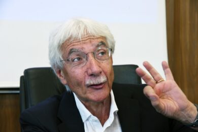 Tim vola in Borsa: si rincorrono le voci di opa, con il nodo Sarmi-Rossi