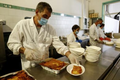 Roma, corsa disperata ai bonus: poveri a reddito zero da riempire uno stadio