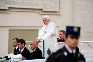 Pedofilia: Ratzinger pronto a difendersi dall’accusa di aver coperto un prete