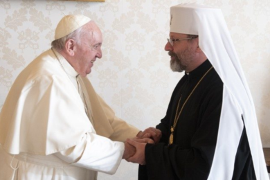 L’arcivescovo di Kiev dona al Papa il frammento di una mina russa