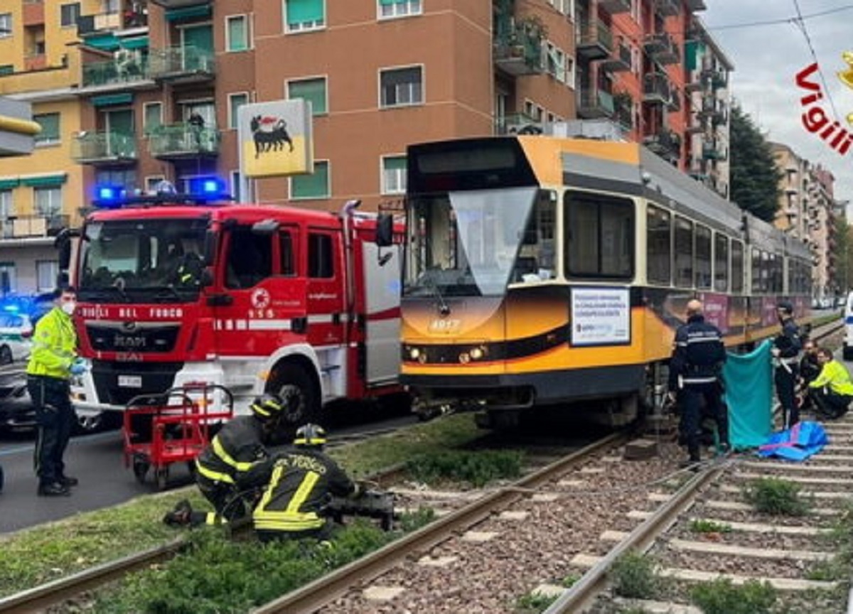 Investito da un tram a Milano. Muore 14enne in bicicletta. FOTO