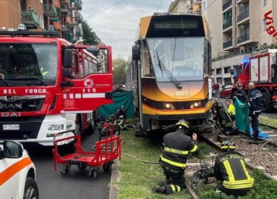 Investito da un tram a Milano. Muore 14enne in bicicletta. FOTO