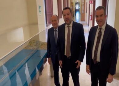 Salvini e i governatori davanti al plastico del Ponte sullo Stretto. VIDEO