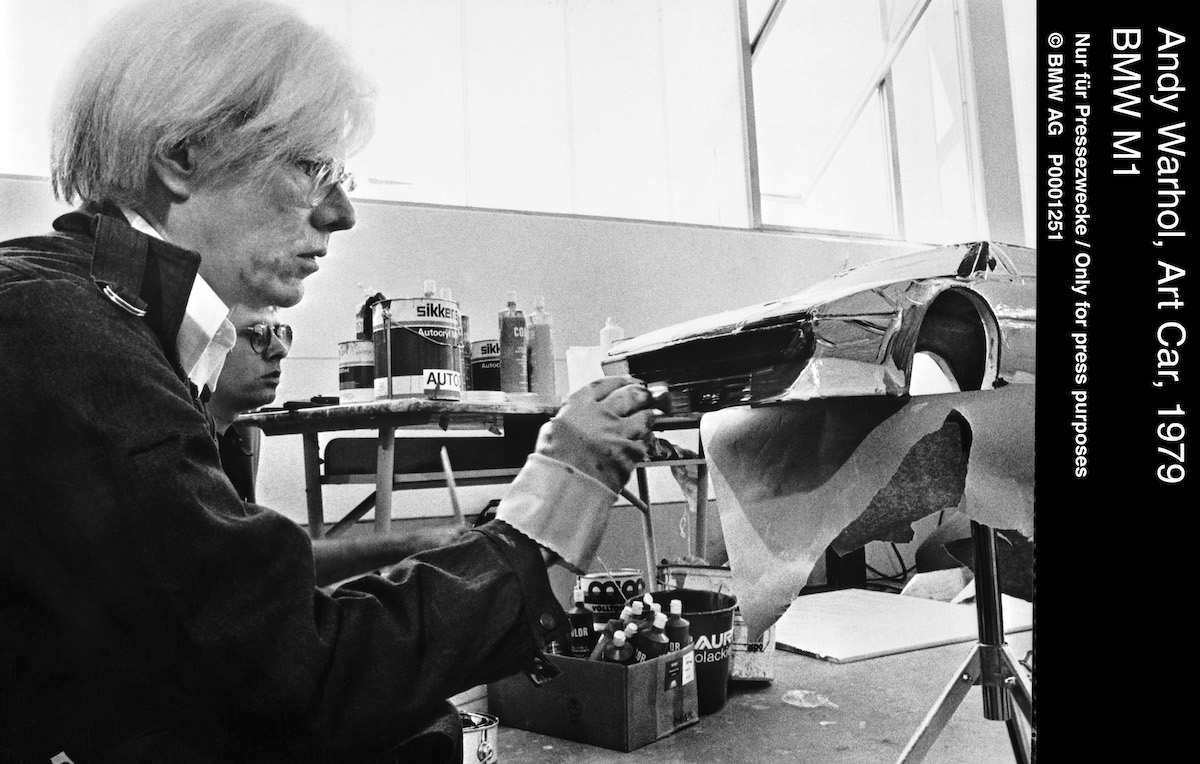 La BMW M1 dipinta da Warhol nel 1979 protagonista della mostra “Andy Warhol”