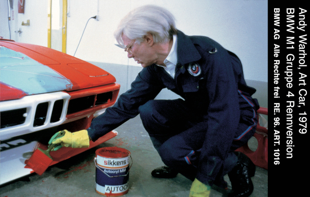 La BMW M1 dipinta da Warhol nel 1979 protagonista della mostra “Andy Warhol”