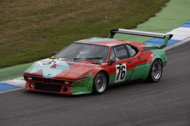 La BMW M1 dipinta da Warhol nel 1979 protagonista della mostra “Andy Warhol”