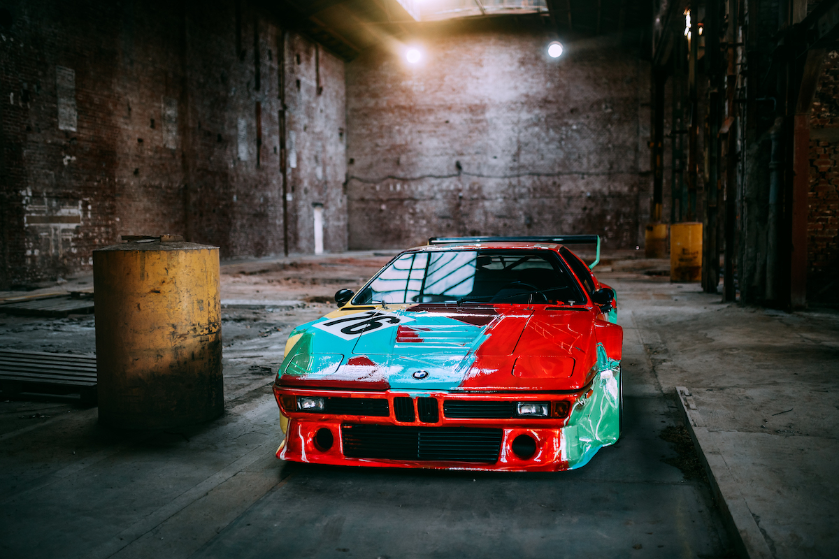 La BMW M1 dipinta da Warhol nel 1979 protagonista della mostra “Andy Warhol”
