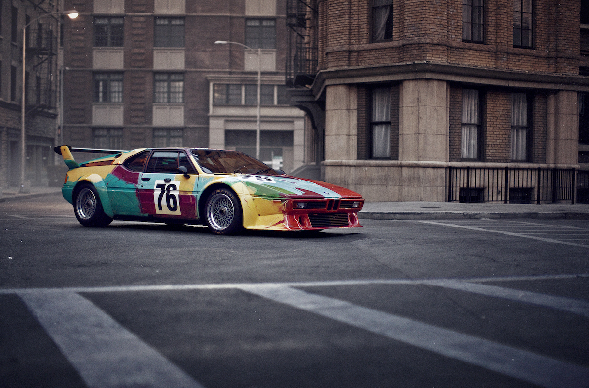 La BMW M1 dipinta da Warhol nel 1979 protagonista della mostra “Andy Warhol”