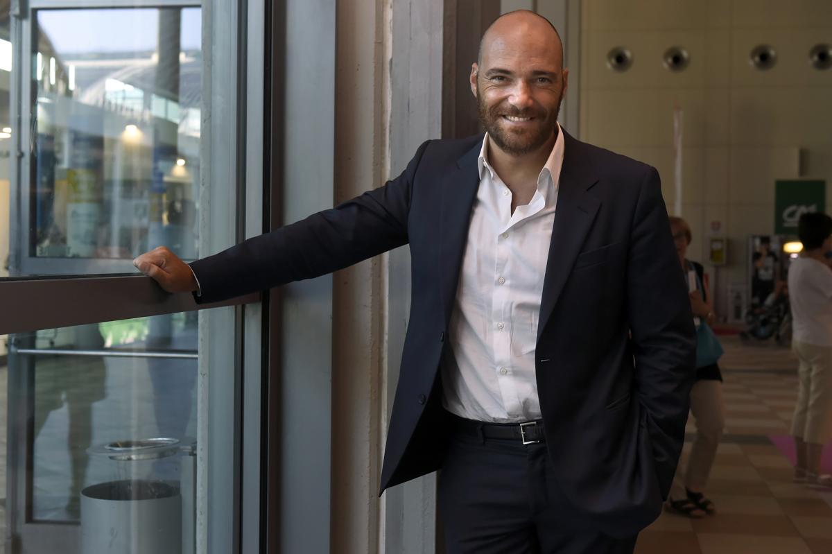 Andrea Pezzi risponde a Report: “Fake. Non c’entro nulla con accordo Tim-Dazn” Andrea Pezzi risponde a Report: “Fake. Non c’entro nulla con accordo Tim-Dazn”