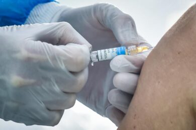 Covid e influenza super aggressiva, scatta l’allarme per il periodo di Natale