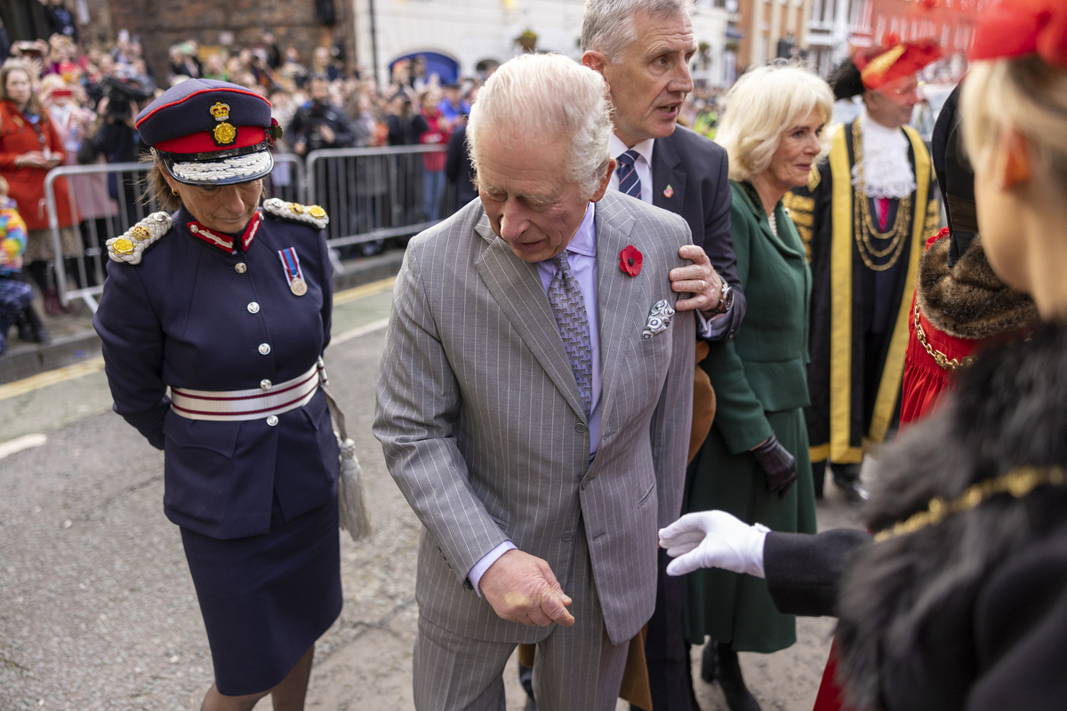 Carlo e Camilla “aggrediti” con delle uova: arrestato un uomo a York Carlo e Camilla “aggrediti” con delle uova: arrestato un uomo a York