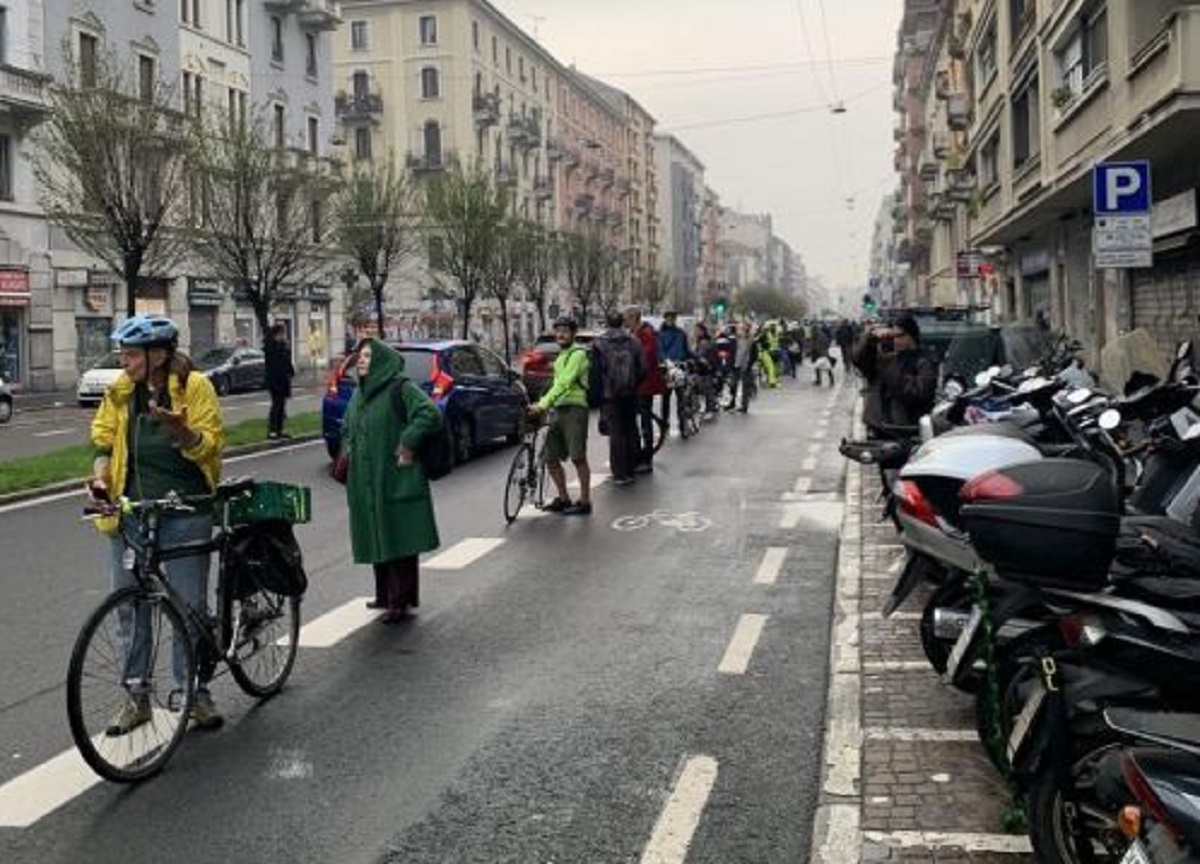 Ciclabile viale Monza. 400 persone contro stop sosta abusiva