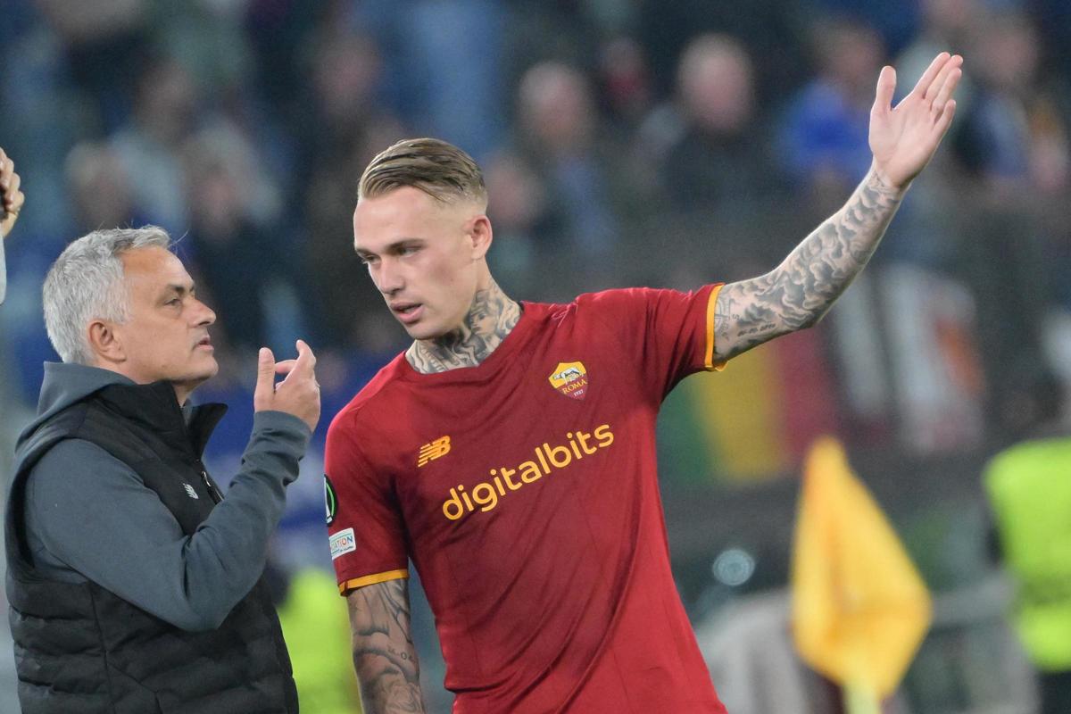 Galleria foto 'Karsdorp, i tre gesti in Roma-Sassuolo che hanno fatto infuriare Mourinho' - foto 1