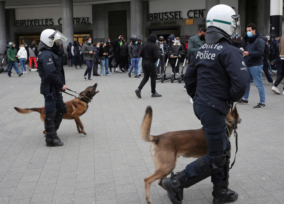 Torna l’allarme terrorismo: poliziotto ucciso a Bruxelles e sospetti su aerei Torna l’allarme terrorismo: poliziotto ucciso a Bruxelles e sospetti su aerei
