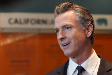 Midterm, Newsom sfida Biden. Mr. California convince i Dem con la linea green