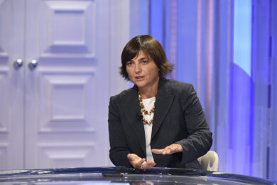 Migranti, Serracchiani difende la Francia e la Rete la ridicolizza