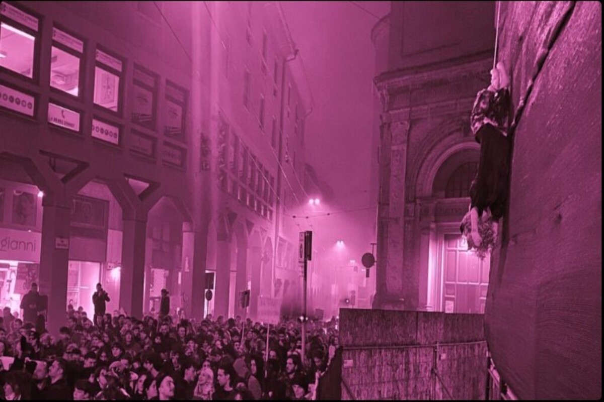 Protesta choc, collettivi sfilano con il manichino della Meloni impiccato Protesta choc, collettivi sfilano con il manichino della Meloni impiccato