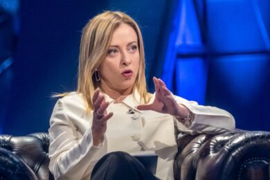 Sondaggio, migranti e Ong: la maggioranza degli italiani sta con la Meloni. I dati