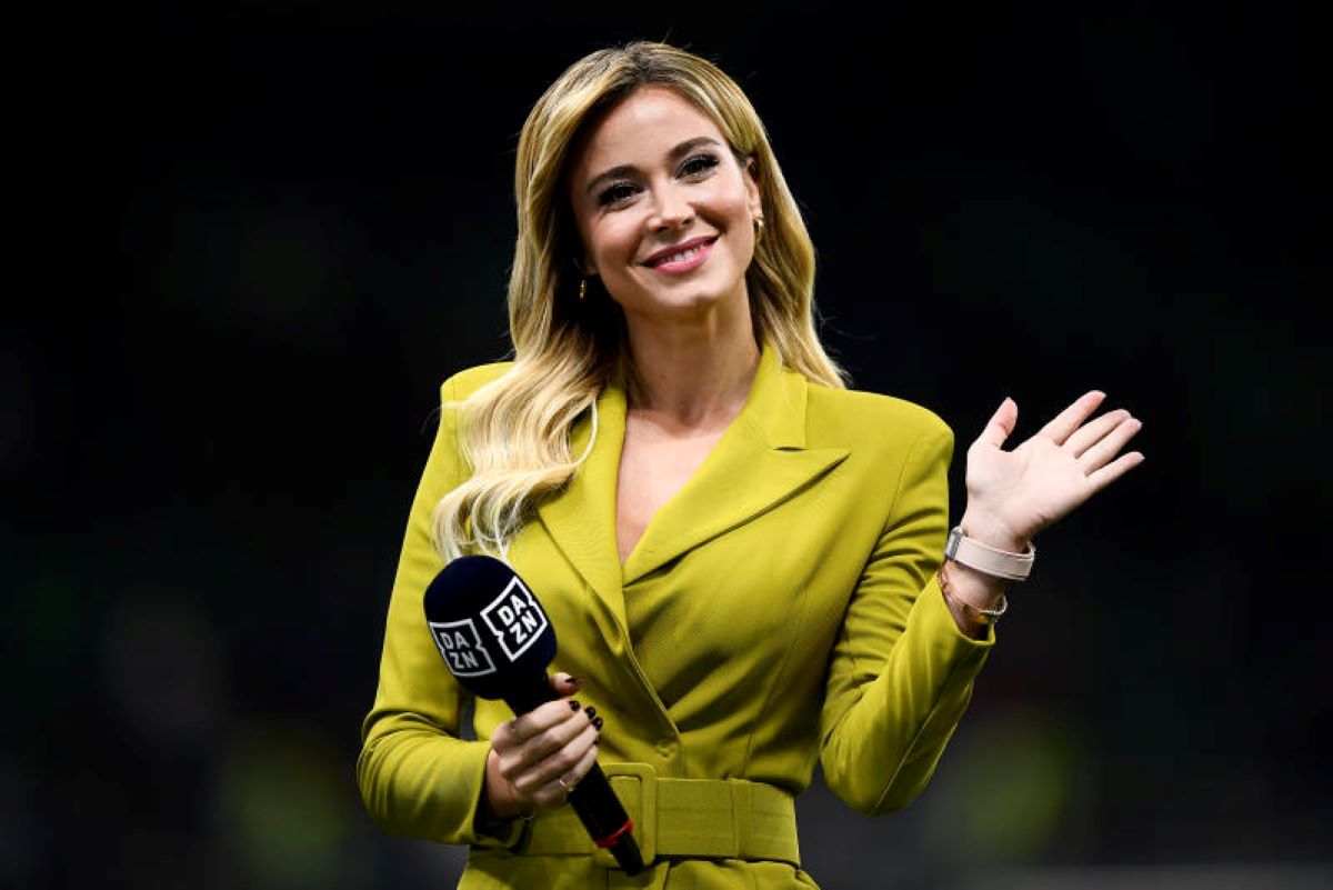 Diletta Leotta lavora in pigiama (le foto): fans in delirio. E con Karius… Diletta Leotta lavora in pigiama (le foto): fans in delirio. E con Karius…