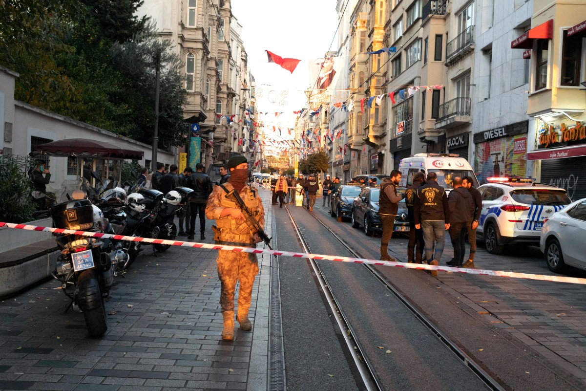 Istanbul, esplosione in centro. Oktay: attentato opera di una donna kamikaze Istanbul, esplosione in centro. Oktay: attentato opera di una donna kamikaze
