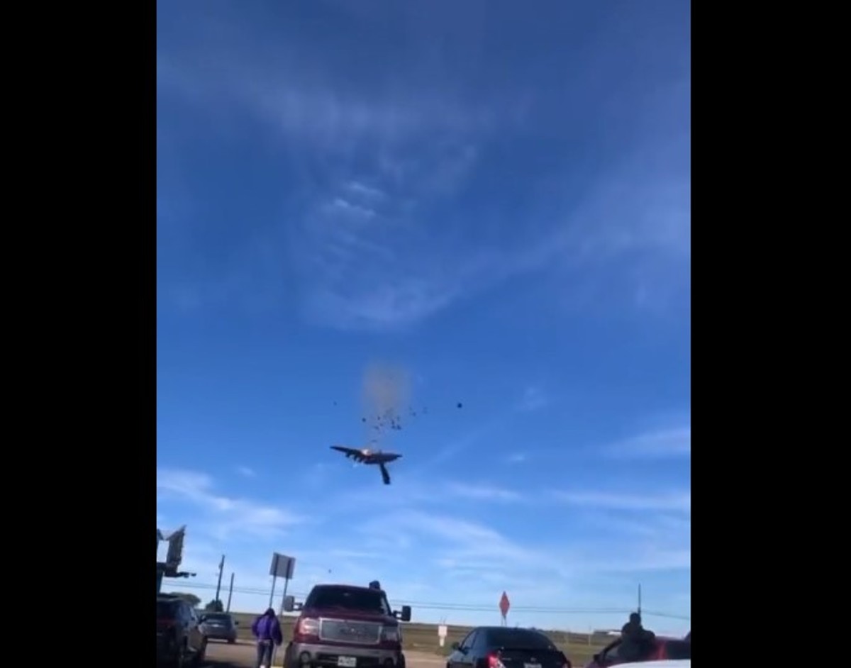Incidente aereo a Dallas, scontro fatale tra due velivoli: VIDEO Incidente aereo a Dallas, scontro fatale tra due velivoli: VIDEO