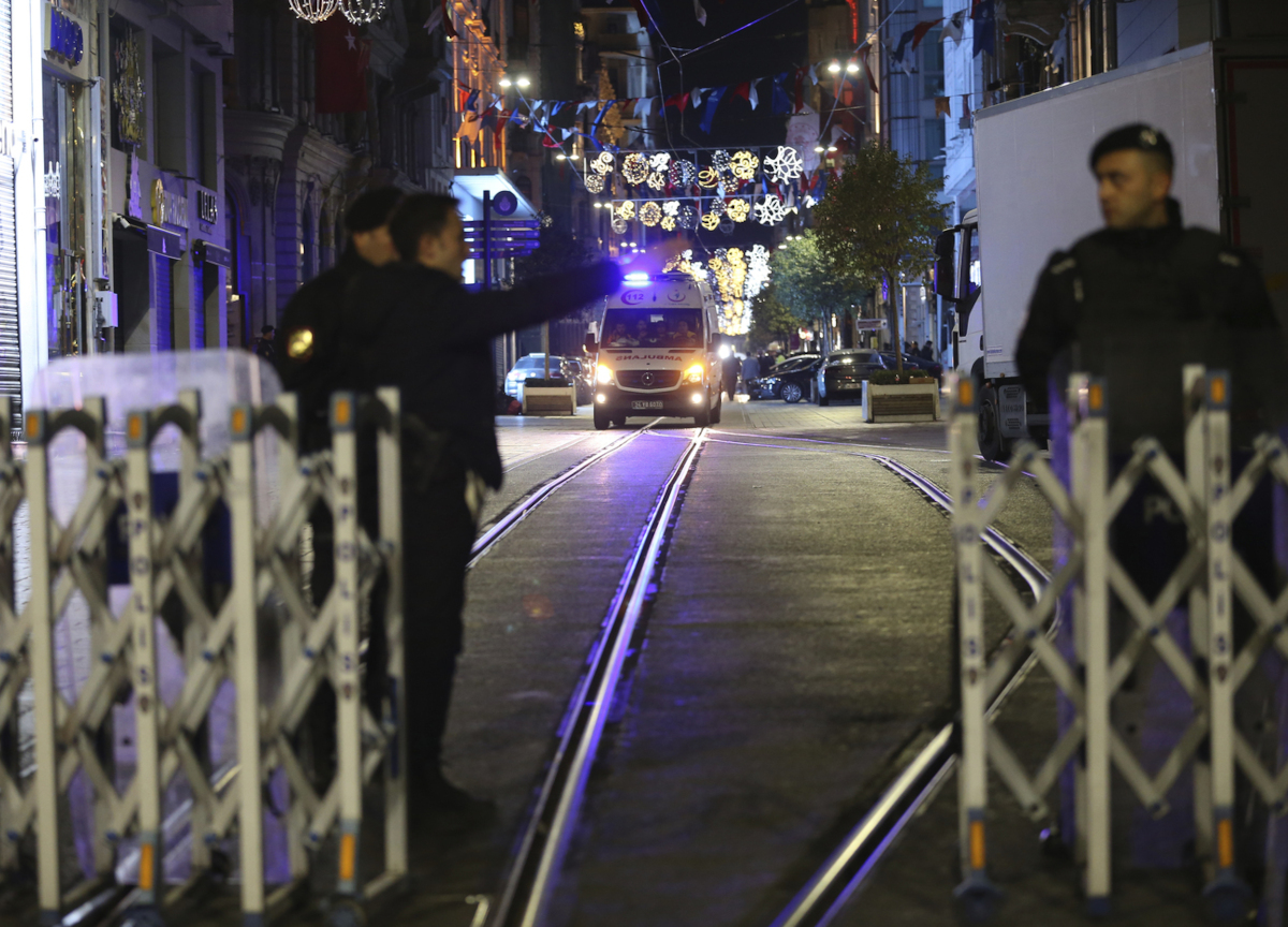 Terrorismo a Istanbul, borsa con esplosivo su una panchina in pieno centro Terrorismo a Istanbul, borsa con esplosivo su una panchina in pieno centro