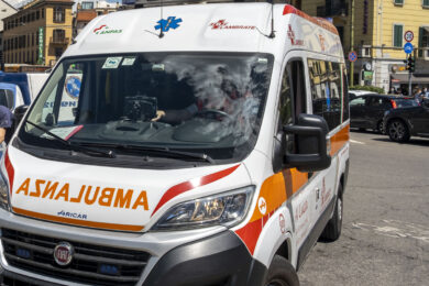 Palermo, auto piomba su palazzo comunale: 2 feriti, grave usciere