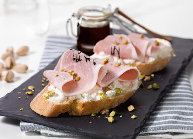 Conservanti, coloranti, polveri e colle: l’inchiesta choc sul prosciutto cotto