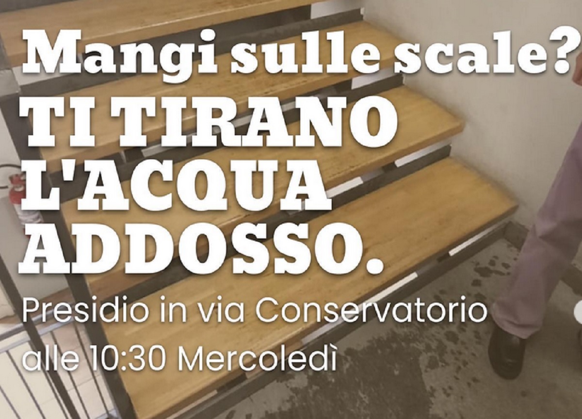 Statale, studenti mangiano sulle scale: cacciati a secchiate d’acqua Statale, studenti mangiano sulle scale: cacciati a secchiate d’acqua