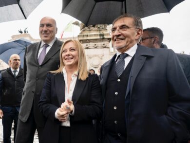 Meloni “buona” e La Russa “cattivo”: i migranti e la strategia del poliziotto